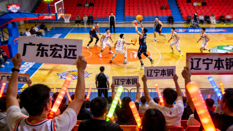 CBA联赛广东宏远对阵辽宁本钢的比赛画面，球员在篮球场上激烈对抗，现场球迷热情高涨