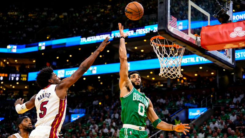 NBA东部决赛波士顿凯尔特人对阵迈阿密热火的比赛精彩瞬间，球员在三分线外起跳投篮