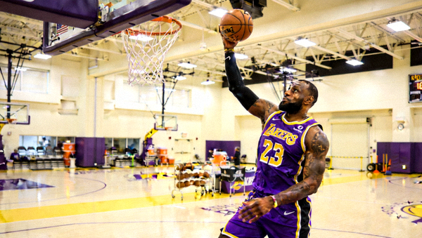 NBA球星勒布朗·詹姆斯在训练场上进行投篮练习的新闻图片，身穿紫金湖人球衣